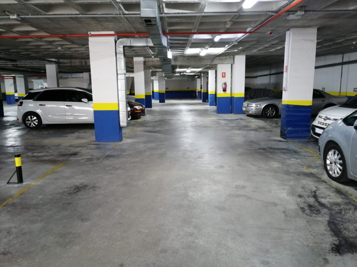 Alquila un garaje en Elche. Ahorra tiempo y dinero al aparcar. Interior parking.