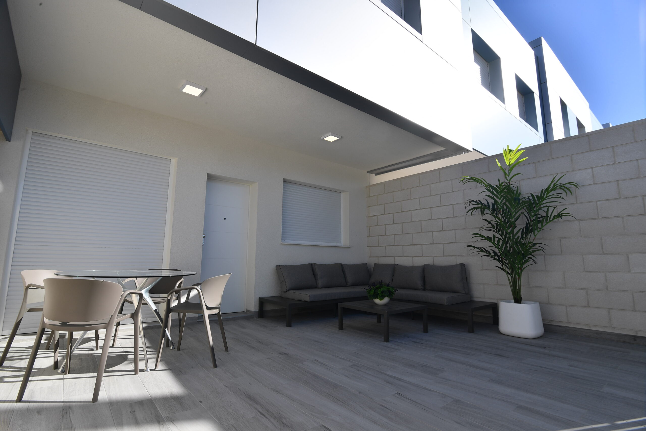 Obra nueva en Aspe, promoción Residencial Wagner con terraza exterior moderna. Terrazas en casas modernas: una conexión con el exterior.